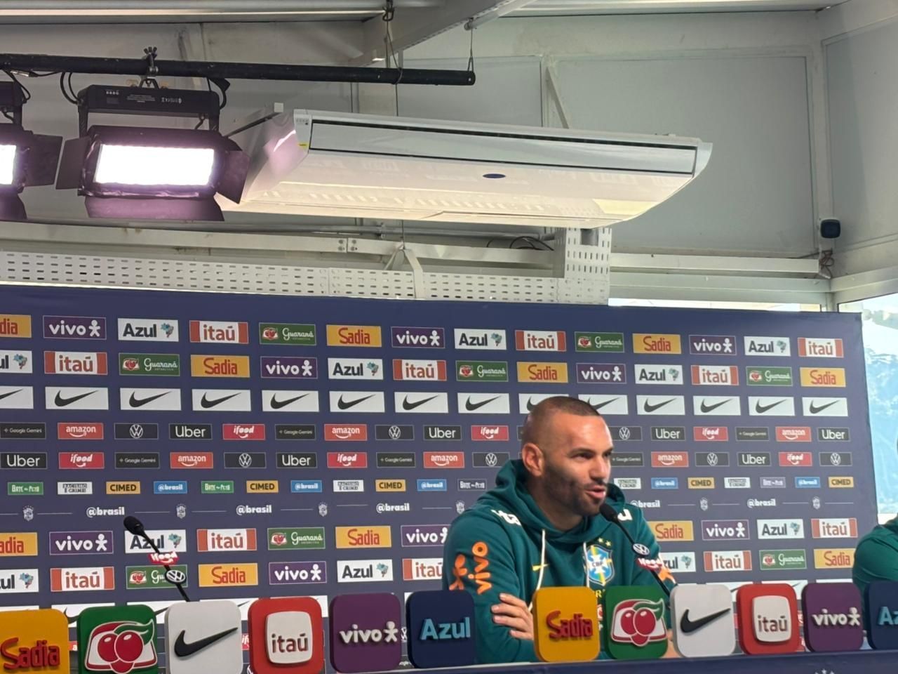 Weverton valoriza concorrência sadia na Seleção: “Todos querem jogar”