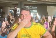 Flávio Bolsonaro chega a Brasília após encontro com Trump e provoca tumulto em aeroporto