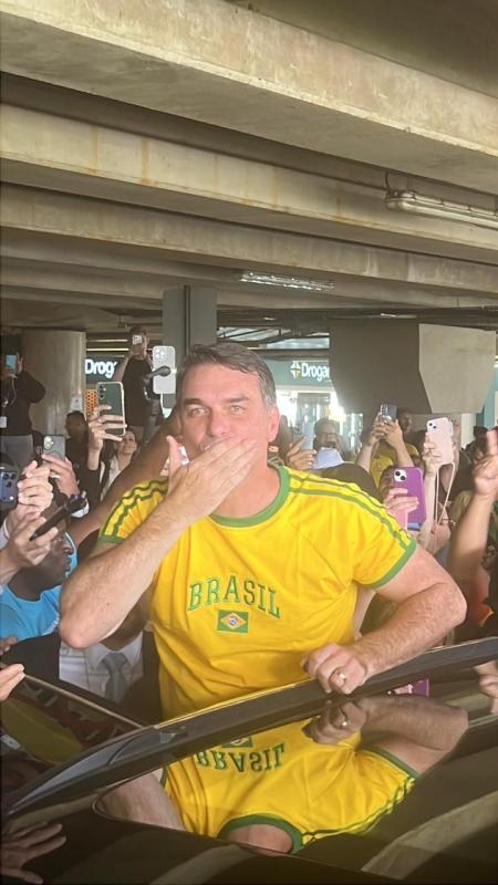 Flávio manda beijo para apoiadores no aeroporto de Brasília