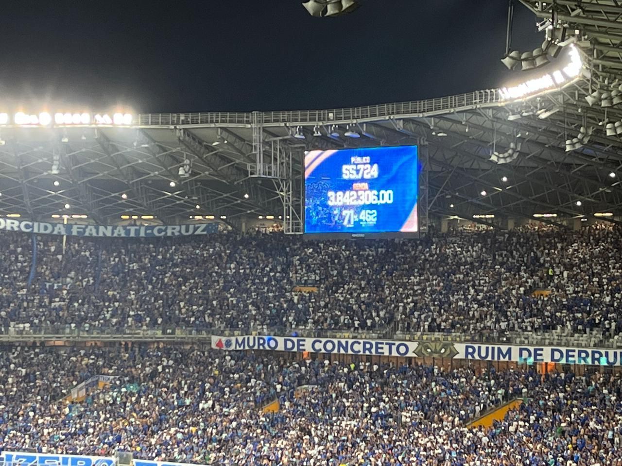Goleada no Mineirão classifica Cruzeiro para as oitavas e arrasta mais de 55 mil apaixonados