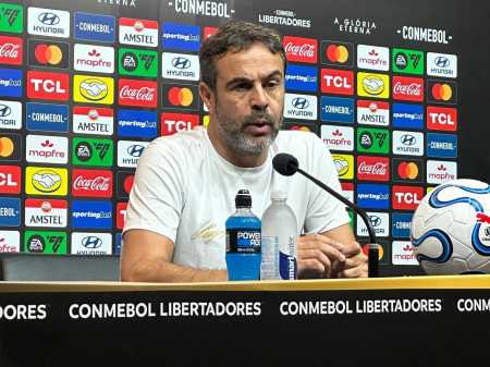 Artur Jorge, treinador do Cruzeiro, durante coletiva de imprensa