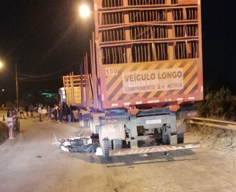 Jovem de 19 anos morre em colisão de moto com carreta na LMG 758 em Belo Oriente