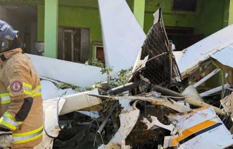 Avião monomotor cai sobre casa na Baixada Fluminense e piloto morre • Divulgação Bombeiros RJ