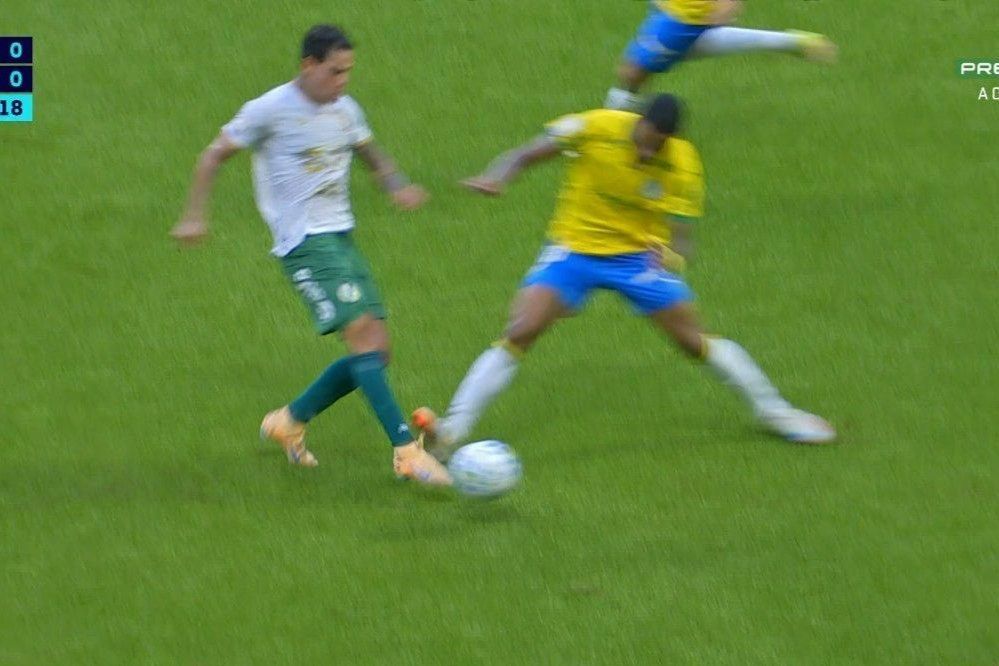 Titular do Palmeiras é expulso no primeiro tempo contra a Chapecoense