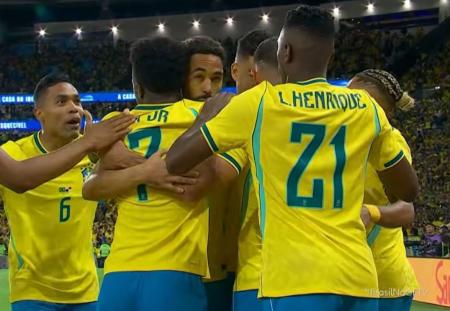 Jogadores do Brasil festejam primeiro gol, marcado por Vini Jr.