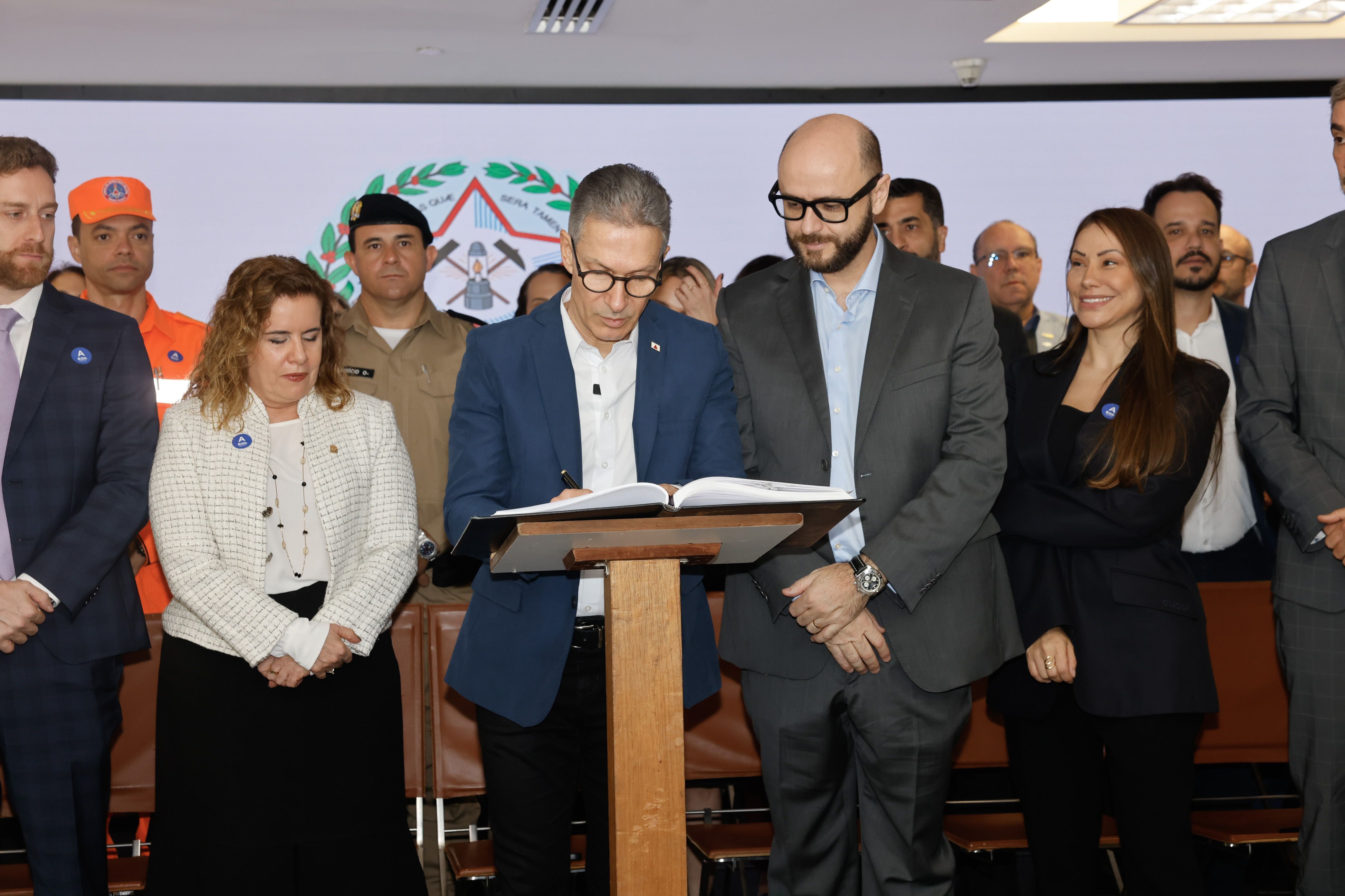 Zema diz confiar em ex-secretário de Educação alvo de investigação em Minas