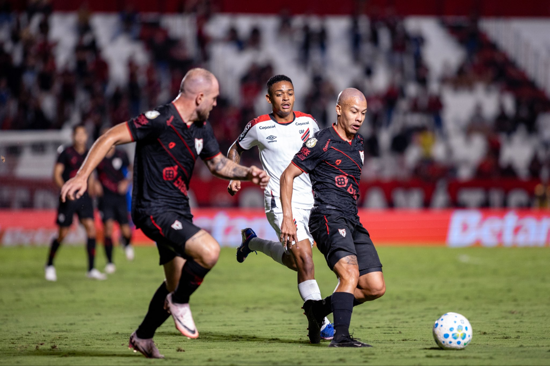 Nos pênaltis, Athletico-PR elimina Atlético-GO e avança às oitavas da Copa do Brasil