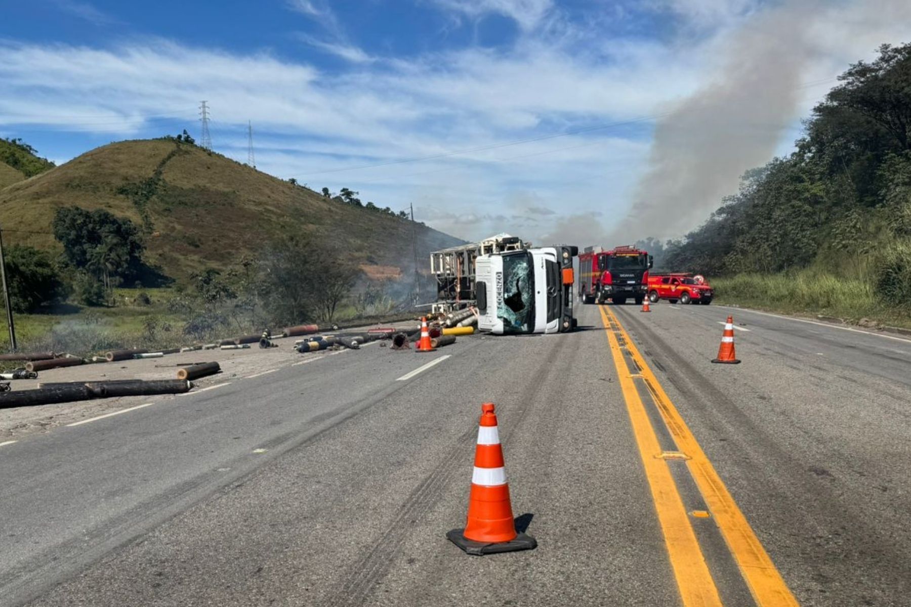 Bombeiros controlam princípio de incêndio após tombamento de carreta na BR-040