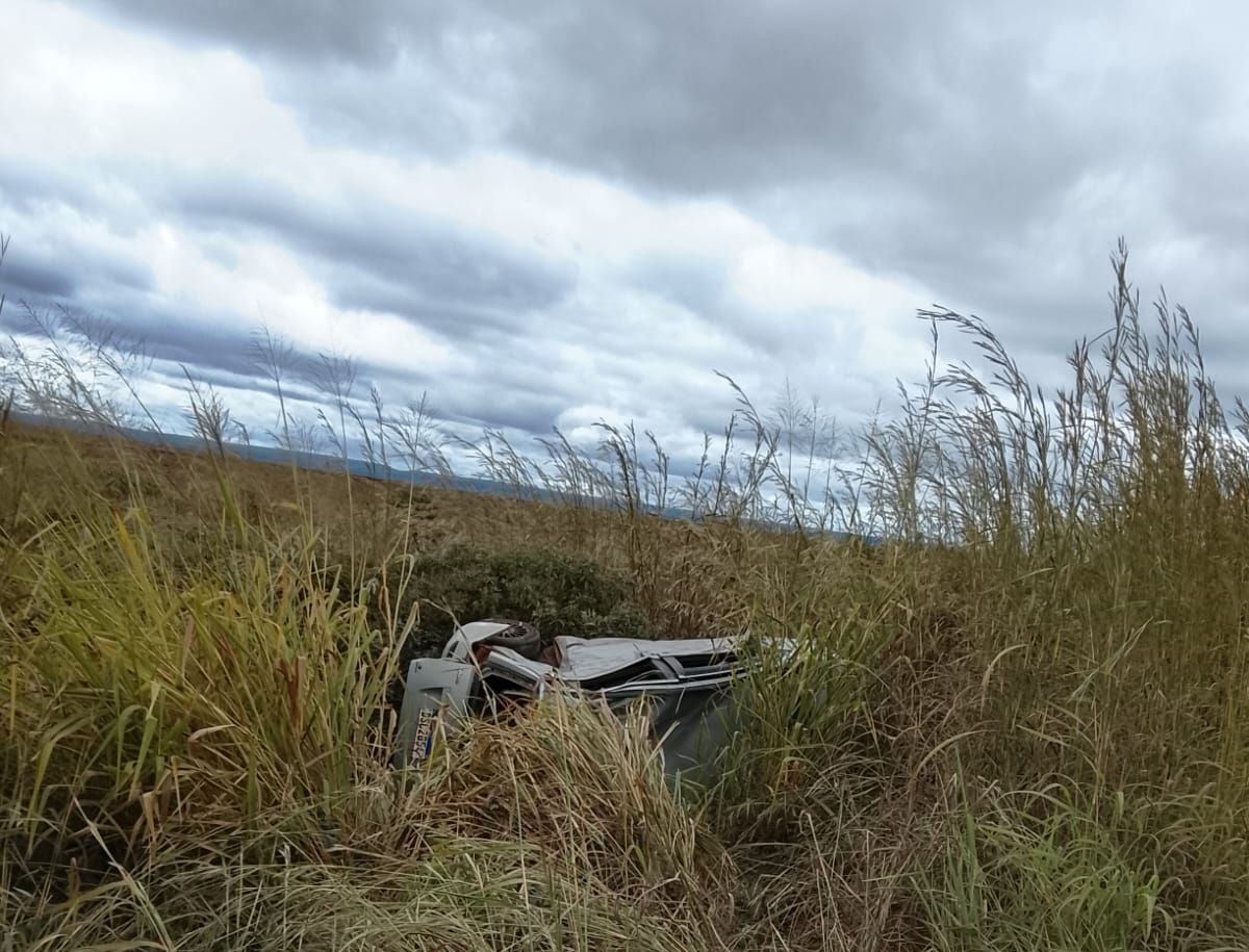 Motorista fica ferido em acidente entre carro e carreta na BR-251, em Fruta de Leite