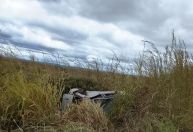 Motorista fica ferido em acidente entre carro e carreta na BR-251, em Fruta de Leite
