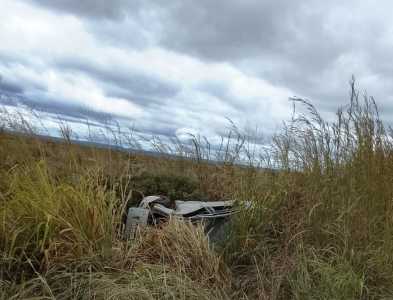 Com o impacto da colisão com uma carreta. o automóvel conduzido pelo jovem foi arremessado para fora da pista e caiu em uma ribanceira.