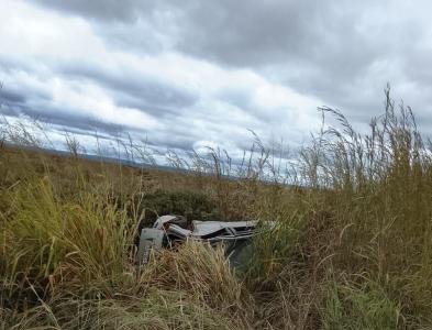Com o impacto da colisão com uma carreta. o automóvel conduzido pelo jovem foi arremessado para fora da pista e caiu em uma ribanceira.