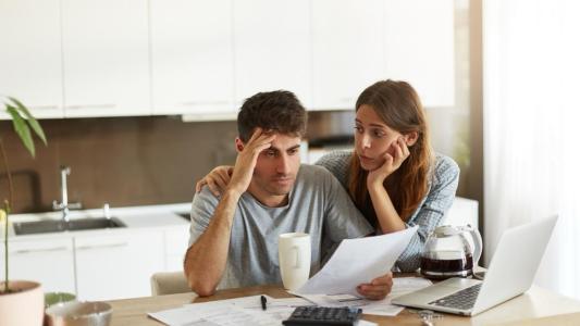 Levantamento indica que dificuldades financeiras variam de acordo com a classe social