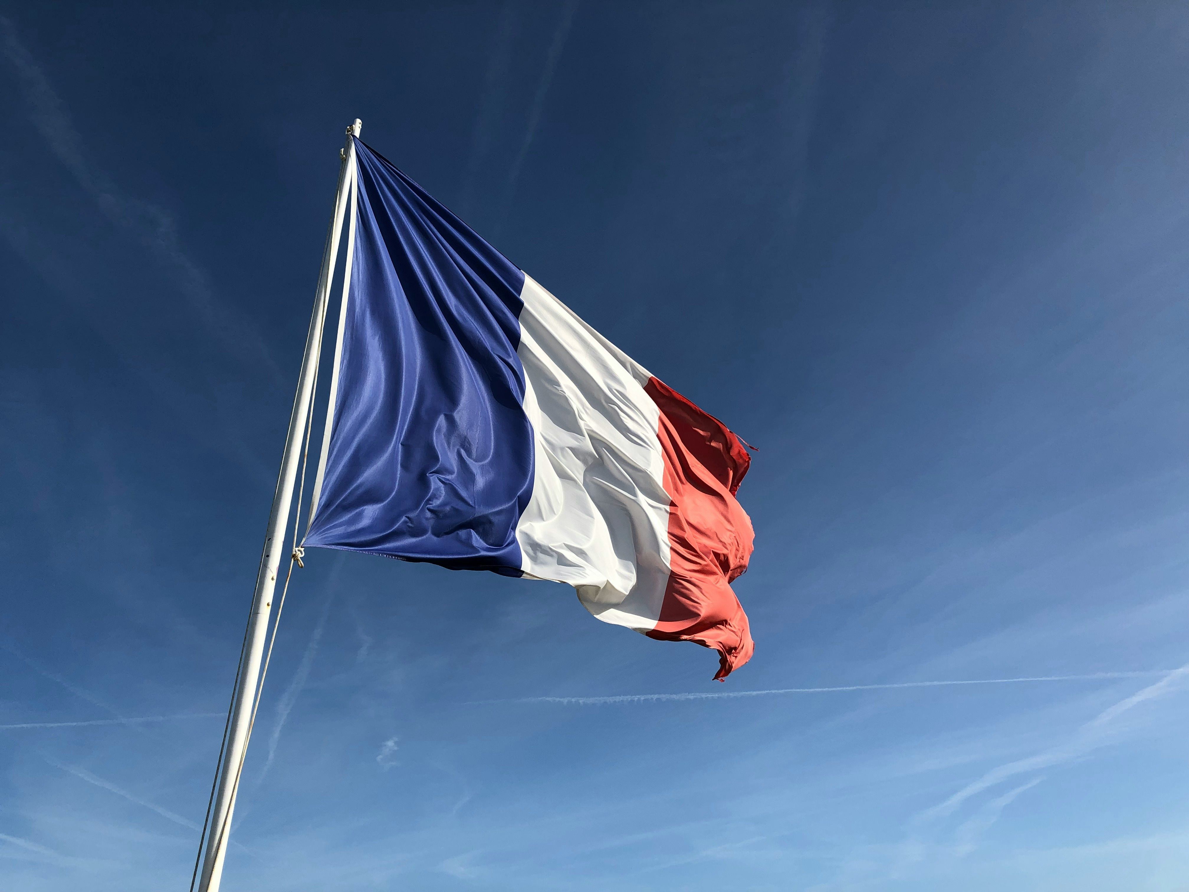 França incentiva mulheres a denunciar assédios e estupros após denúncias contra cantor