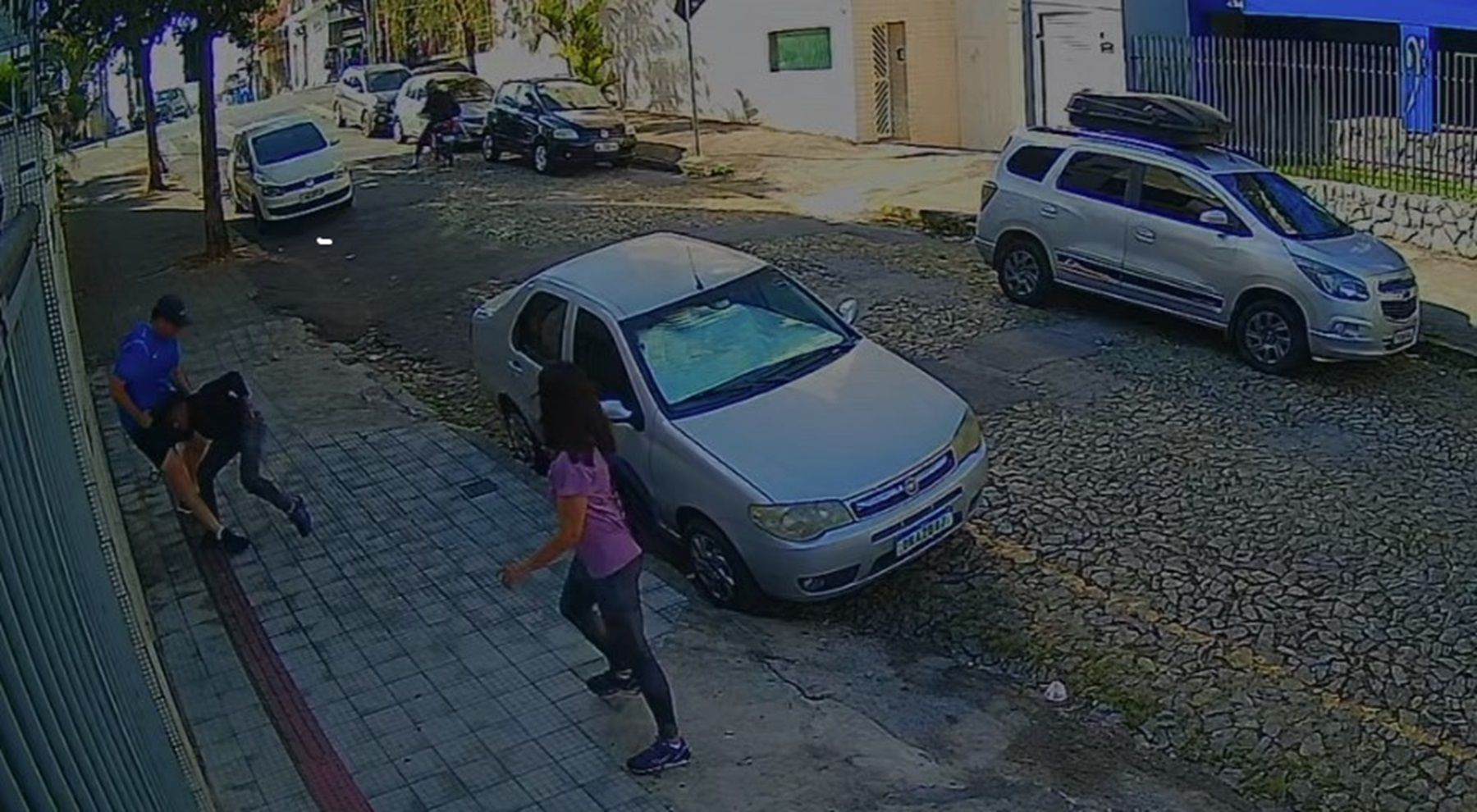 Vídeo: ladrão apanha de empresário ao tentar roubar iPhone 17 em BH