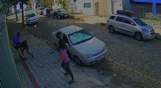 Ladrão e vítima entram em luta corportal