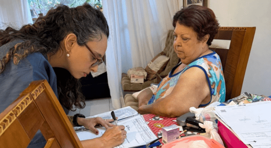 Senhora recebe atendimento médico em casa