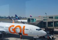 Avião da Azul, com destino a Confins, fica a metros de Boeing da Gol em Congonhas