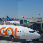 Avião da Azul, com destino a Confins, fica a metros de Boeing da Gol em Congonhas
