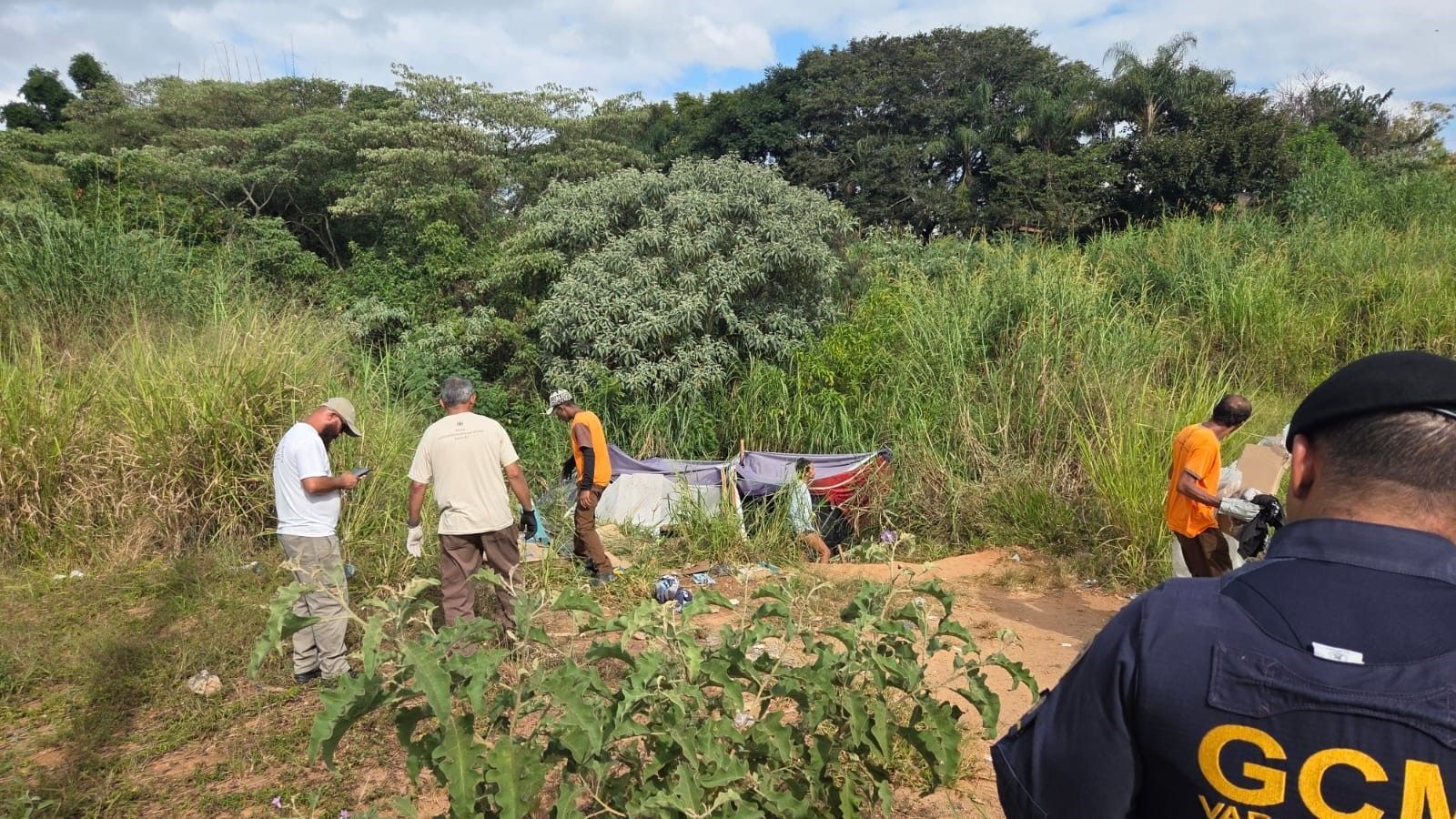 Prefeitura de Varginha retira barraco armado em terreno baldio