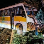 Acidente entre caminhão e micro-ônibus deixa feridos na BR-040 em MG