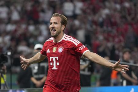 Harry Kane celebra um dos gols na final da Copa da Alemanha