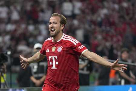 Harry Kane celebra um dos gols na final da Copa da Alemanha