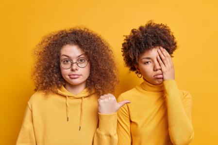 Duas mulheres vestindo blusa de frio amarela