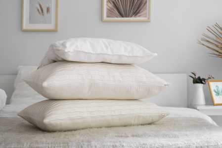 Três travesseiros limpos em uma cama
