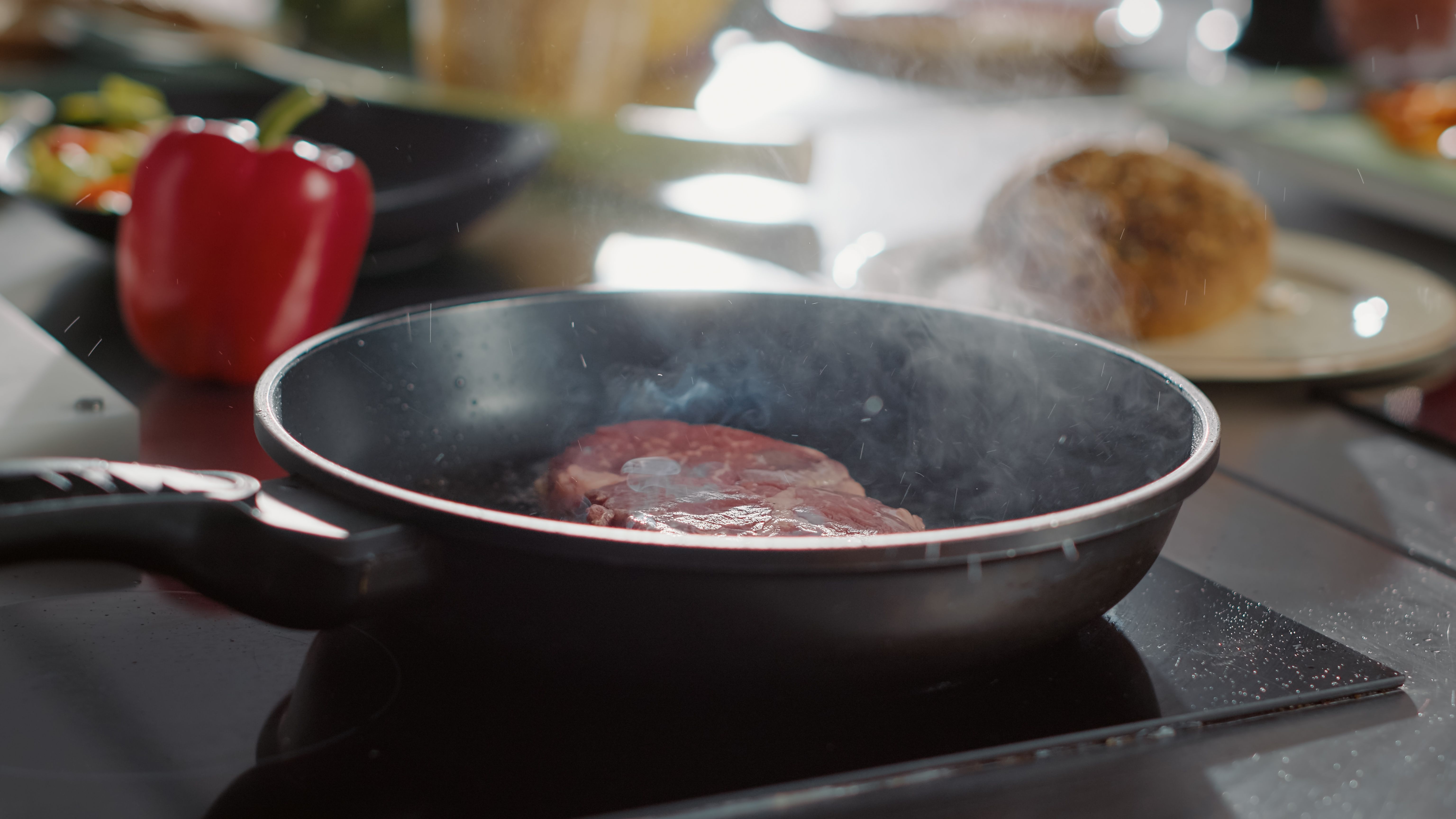 Por que a carne fica dura quando feita na frigideira; confira os principais erros