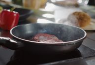 Por que a carne fica dura quando feita na frigideira; confira os principais erros