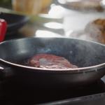 Por que a carne fica dura quando feita na frigideira; confira os principais erros