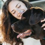 O que significa quando uma pessoa está sempre acariciando cachorros? Psicologia explica