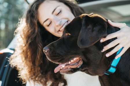 Mulher acariciando um cachorro
