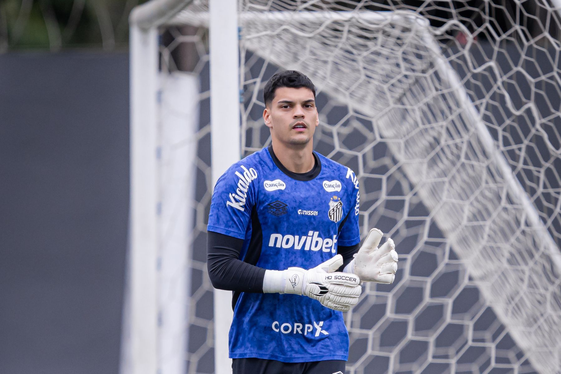 Goleiro do Santos é suspenso pelo STJD por ofensas a árbitro; veja punição