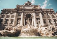 Turista recebe multa de quase R$ 3 mil após mergulhar na Fontana di Trevi, em Roma