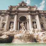Turista recebe multa de quase R$ 3 mil após mergulhar na Fontana di Trevi, em Roma