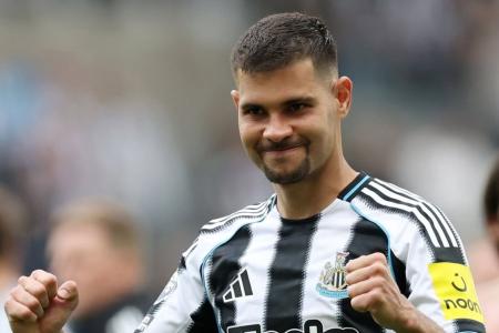 Bruno Guimarães durante a vitória contra o Brighton pela Premier League