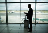 Tarifa Luto: veja como funciona o desconto em passagens aéreas para quem perdeu familiares