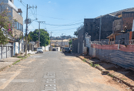 Ladrão é atacado e morto por cães ao pular lote para furtar materiais em BH