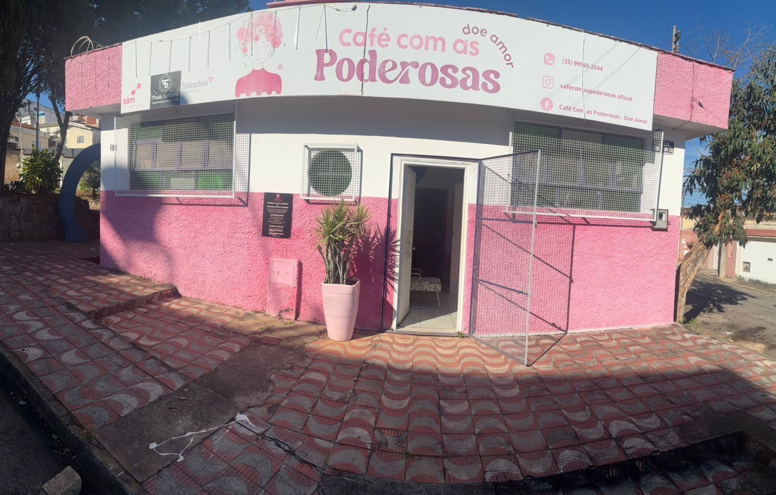 ONG Café com as Poderosas alerta para golpistas usando nome da instituição