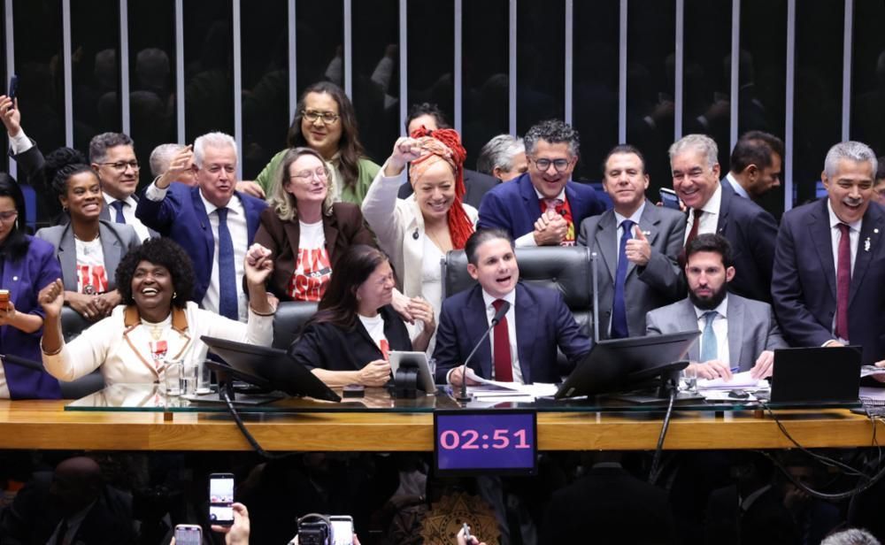 Câmara dos Deputados aprova projeto que acaba com a escala 6x1