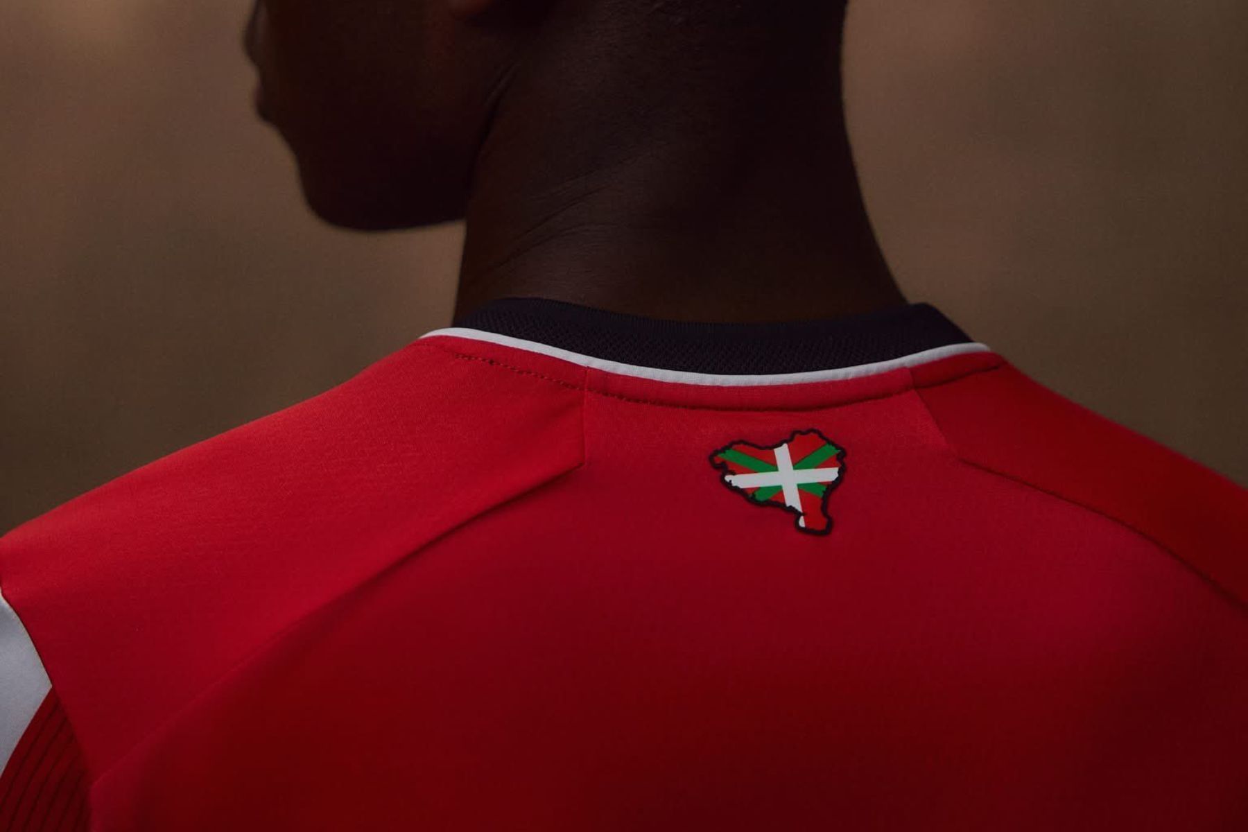 Novo uniforme de clube espanhol causa revolta e pode parar nos tribunais