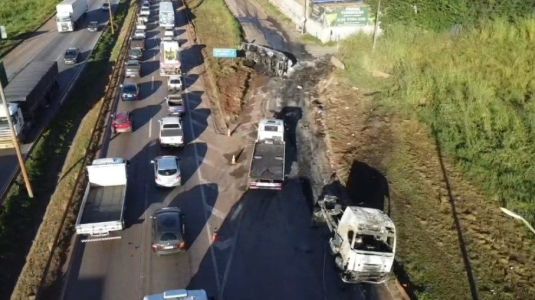 Carreta incendiada está na Fernão Dias desde sexta-feira