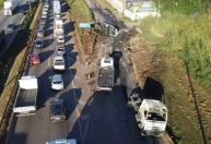 Carreta que pegou fogo interdita trecho da Fernão Dias há mais de 70 horas