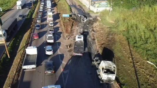 Carreta incendiada está na Fernão Dias desde sexta-feira