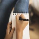 Psicologia explica por que fazer anotações à mão melhora a atenção e a capacidade analítica