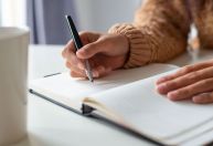 Mistura letras maiúsculas e minúsculas ao escrever? Saiba o que a psicologia diz sobre você