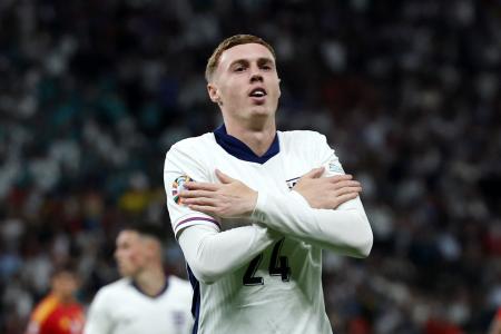 Cole Palmer celebra gol pela Inglaterra em 2024