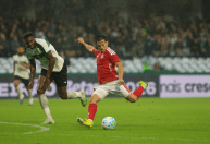 Inter marca no último lance e arranca empate contra o Coritiba pelo Brasileirão